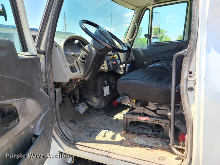 image for item EL9819 2010 International DuraStar 4300  truck cab and chassis