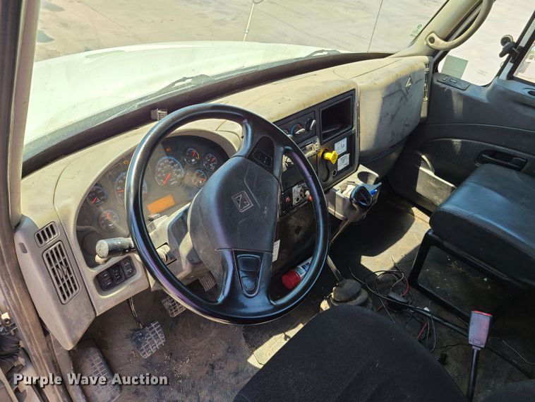 image for item EL9819 2010 International DuraStar 4300  truck cab and chassis