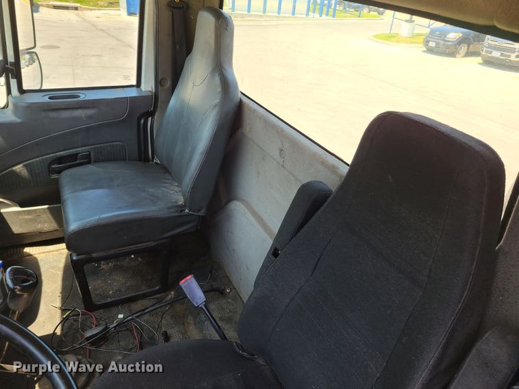 image for item EL9819 2010 International DuraStar 4300  truck cab and chassis