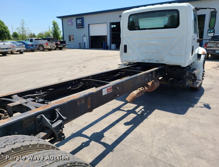 image for item EL9819 2010 International DuraStar 4300  truck cab and chassis