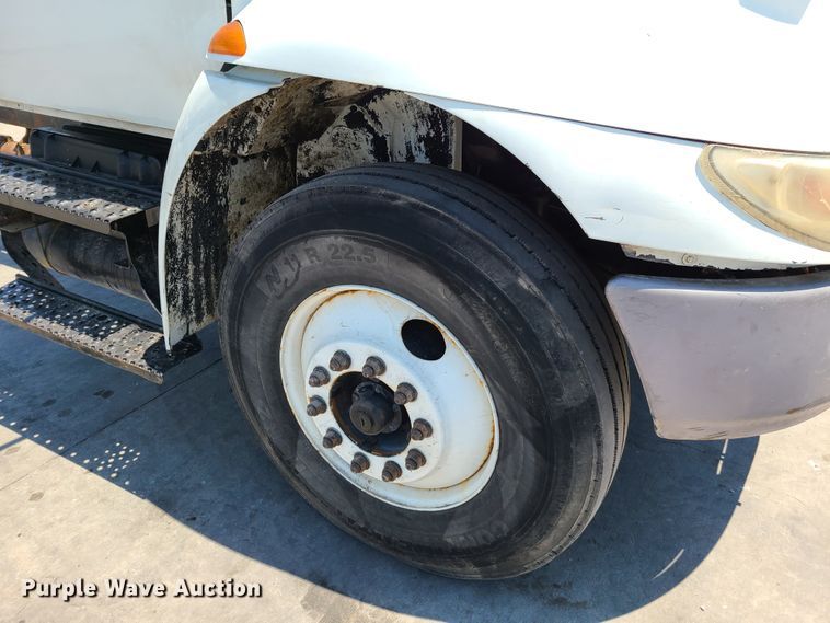 image for item EL9819 2010 International DuraStar 4300  truck cab and chassis