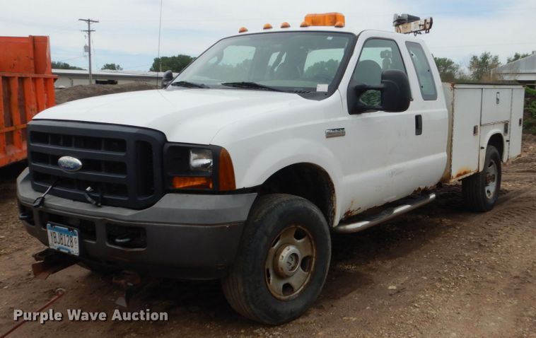 image for item FX9182 2006 Ford F350 Super Duty  SuperCab utility bed pickup truck