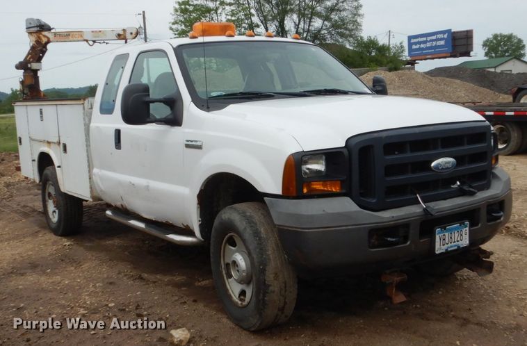 image for item FX9182 2006 Ford F350 Super Duty  SuperCab utility bed pickup truck