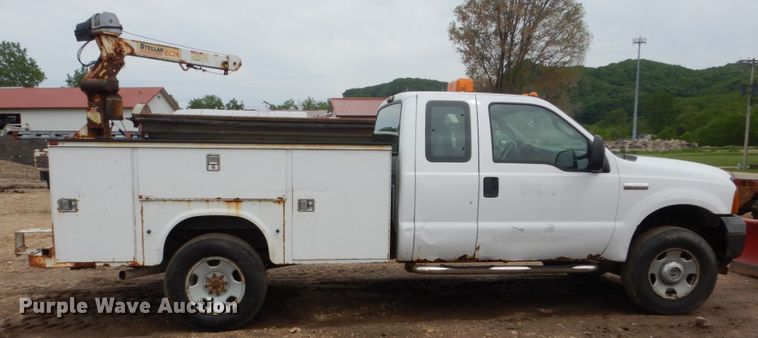 image for item FX9182 2006 Ford F350 Super Duty  SuperCab utility bed pickup truck