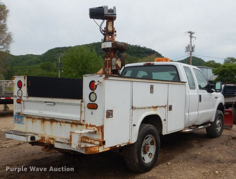image for item FX9182 2006 Ford F350 Super Duty  SuperCab utility bed pickup truck