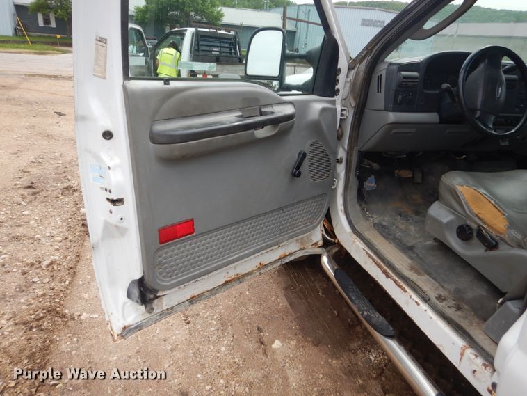 image for item FX9182 2006 Ford F350 Super Duty  SuperCab utility bed pickup truck