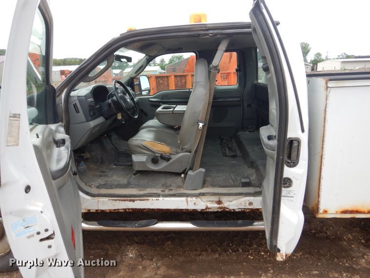 image for item FX9182 2006 Ford F350 Super Duty  SuperCab utility bed pickup truck