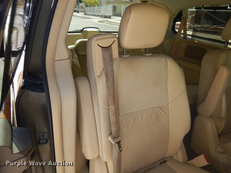 image for item GE9451 2010 Chrysler Town & Country Limited  van