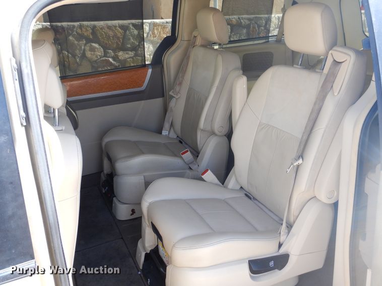 image for item GE9451 2010 Chrysler Town & Country Limited  van