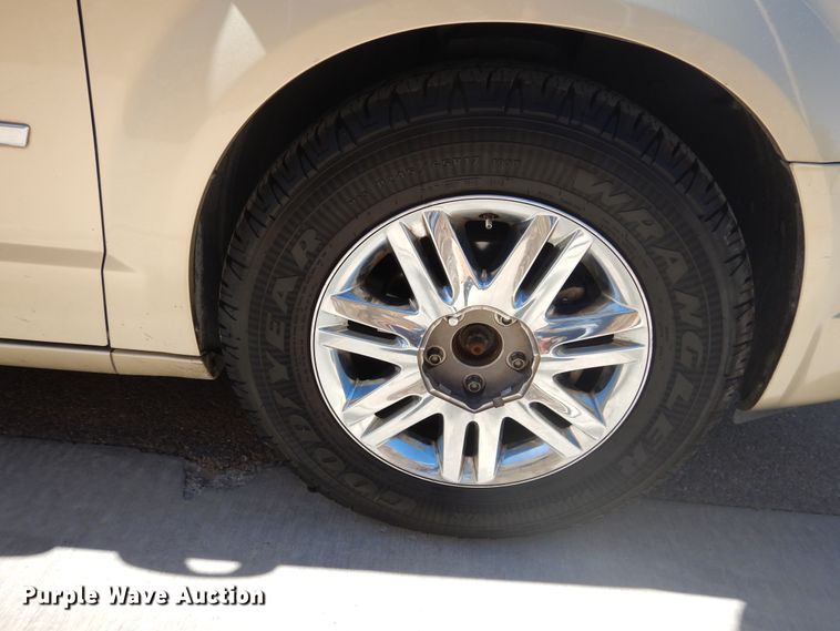 image for item GE9451 2010 Chrysler Town & Country Limited  van