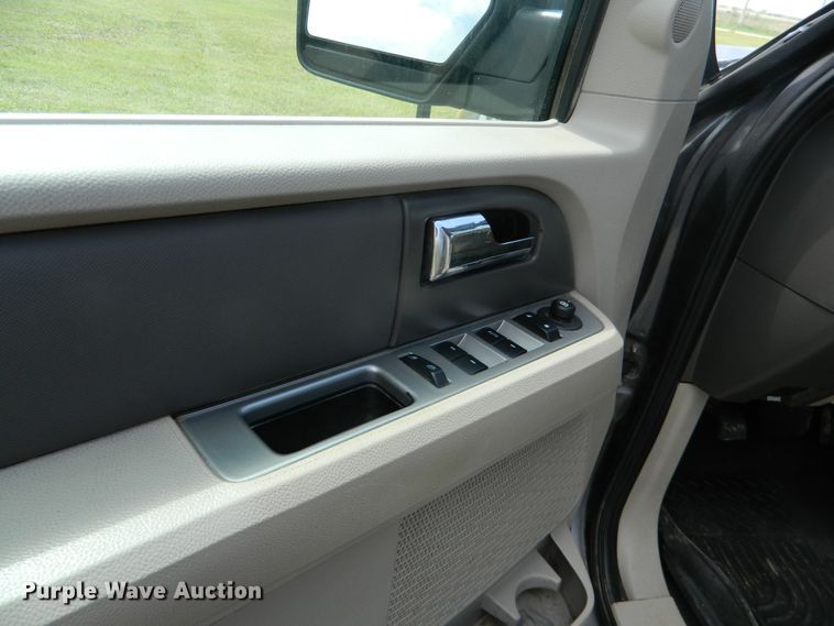 image for item GE9916 2010 Ford Expedition  SUV