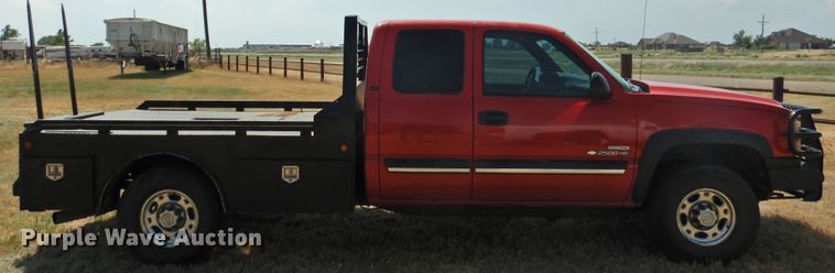 image for item GN9899 2007 Chevrolet Silverado 2500  Ext. Cab bale bed pickup truck