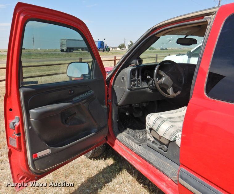 image for item GN9899 2007 Chevrolet Silverado 2500  Ext. Cab bale bed pickup truck