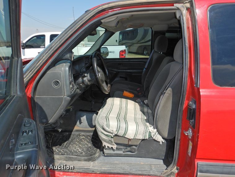 image for item GN9899 2007 Chevrolet Silverado 2500  Ext. Cab bale bed pickup truck