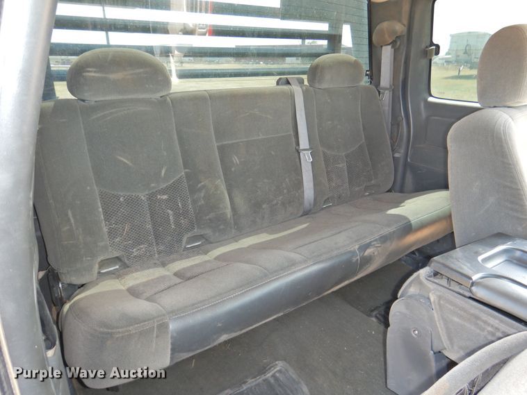 image for item GN9899 2007 Chevrolet Silverado 2500  Ext. Cab bale bed pickup truck