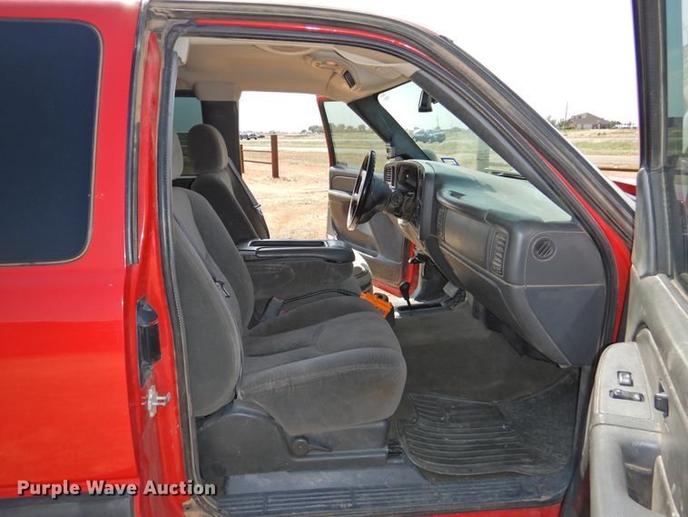 image for item GN9899 2007 Chevrolet Silverado 2500  Ext. Cab bale bed pickup truck