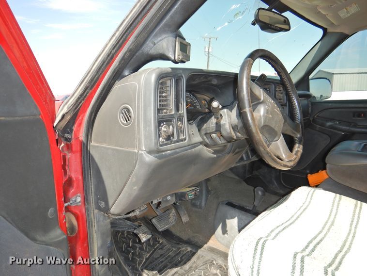 image for item GN9899 2007 Chevrolet Silverado 2500  Ext. Cab bale bed pickup truck