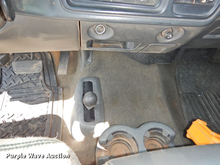 image for item GN9899 2007 Chevrolet Silverado 2500  Ext. Cab bale bed pickup truck