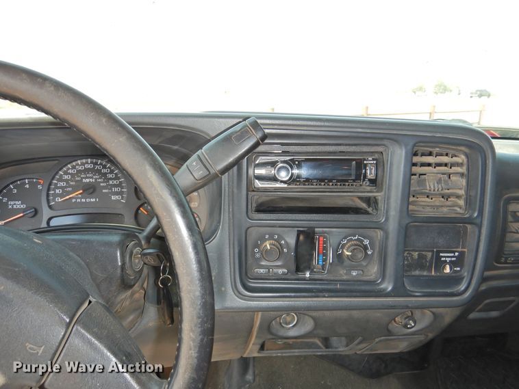 image for item GN9899 2007 Chevrolet Silverado 2500  Ext. Cab bale bed pickup truck