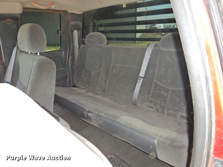 image for item GN9899 2007 Chevrolet Silverado 2500  Ext. Cab bale bed pickup truck