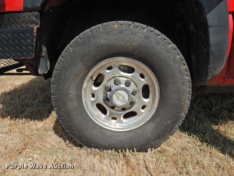 image for item GN9899 2007 Chevrolet Silverado 2500  Ext. Cab bale bed pickup truck