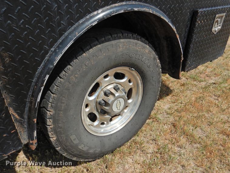 image for item GN9899 2007 Chevrolet Silverado 2500  Ext. Cab bale bed pickup truck