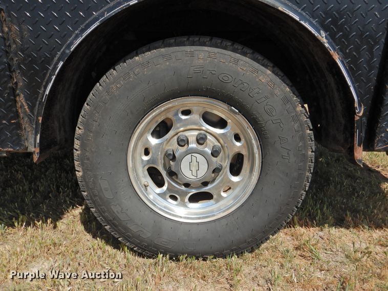 image for item GN9899 2007 Chevrolet Silverado 2500  Ext. Cab bale bed pickup truck