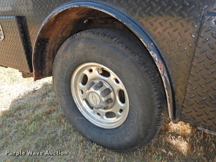 image for item GN9899 2007 Chevrolet Silverado 2500  Ext. Cab bale bed pickup truck