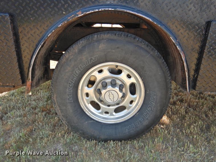 image for item GN9899 2007 Chevrolet Silverado 2500  Ext. Cab bale bed pickup truck