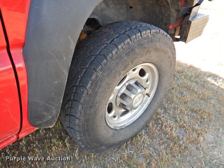 image for item GN9899 2007 Chevrolet Silverado 2500  Ext. Cab bale bed pickup truck