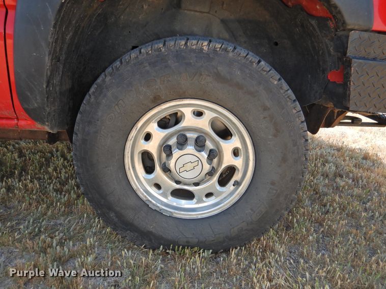 image for item GN9899 2007 Chevrolet Silverado 2500  Ext. Cab bale bed pickup truck