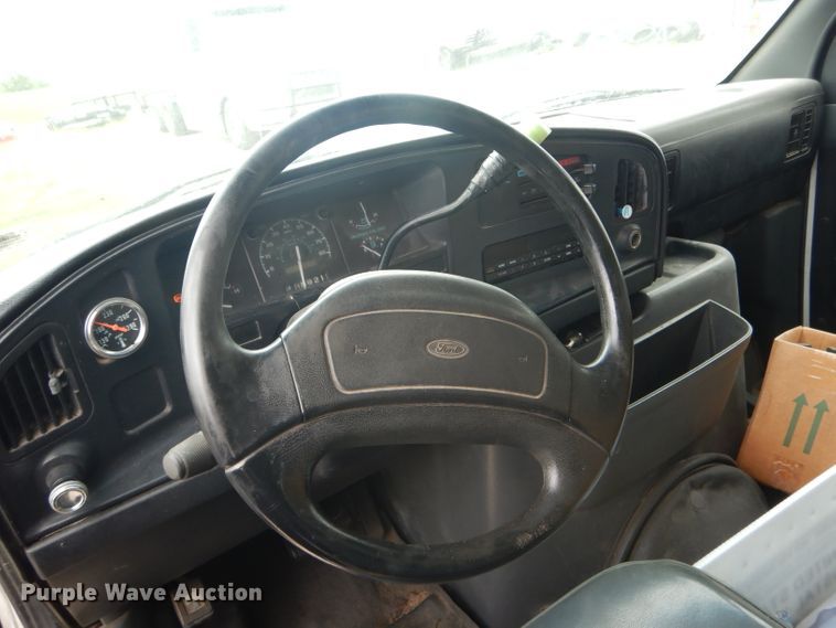 image for item GO9693 1995 Ford Econoline E350  box truck