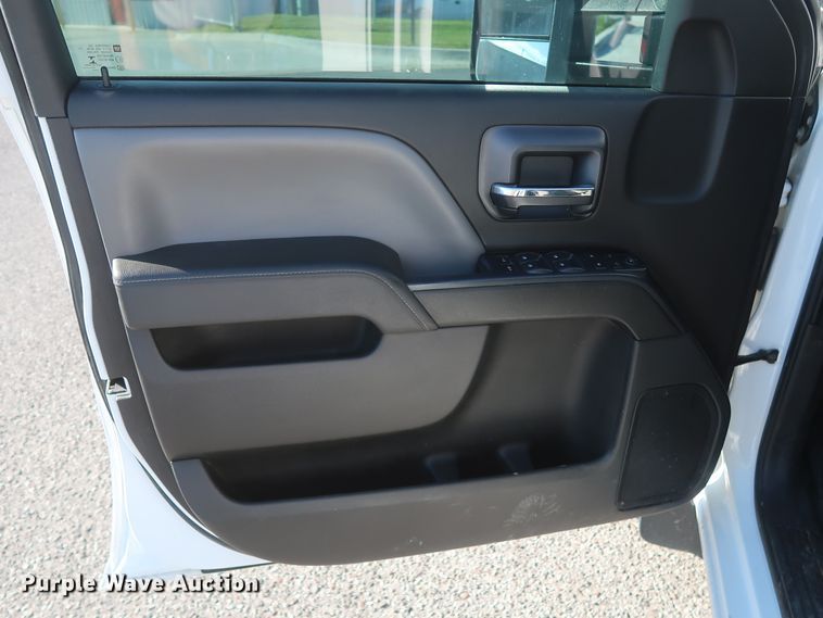 image for item GS9933 2015 Chevrolet Silverado 2500HD  Crew Cab pickup truck