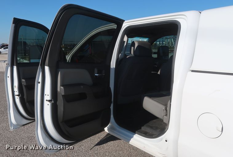 image for item GS9933 2015 Chevrolet Silverado 2500HD  Crew Cab pickup truck