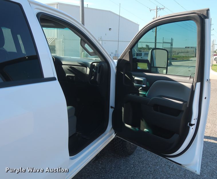 image for item GS9933 2015 Chevrolet Silverado 2500HD  Crew Cab pickup truck