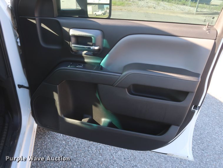 image for item GS9933 2015 Chevrolet Silverado 2500HD  Crew Cab pickup truck