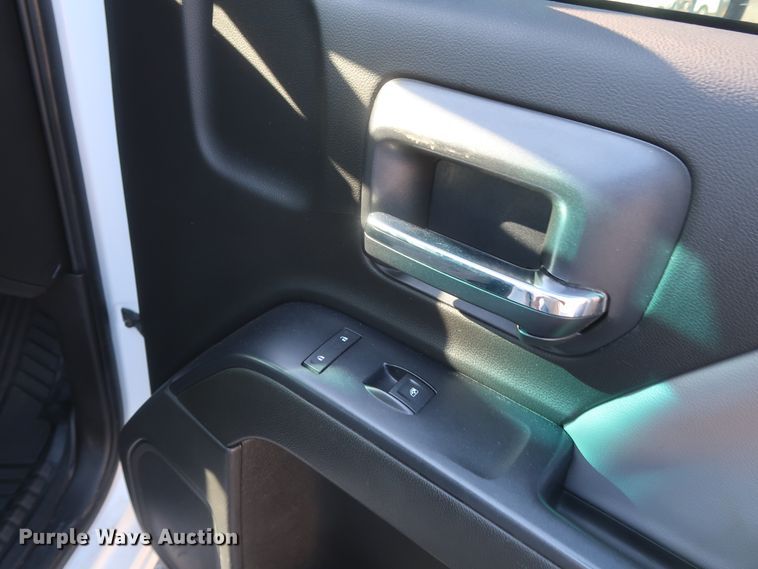 image for item GS9933 2015 Chevrolet Silverado 2500HD  Crew Cab pickup truck