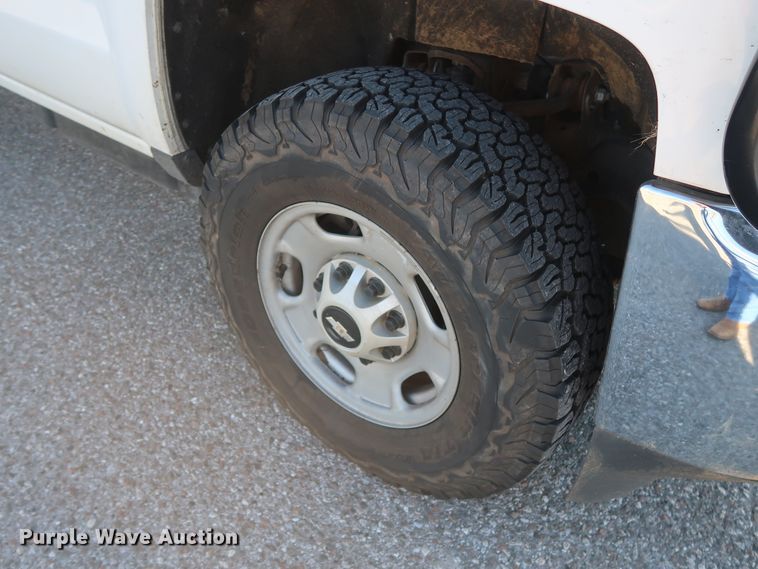 image for item GS9933 2015 Chevrolet Silverado 2500HD  Crew Cab pickup truck