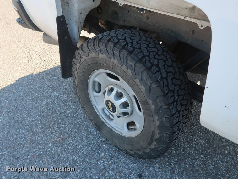 image for item GS9933 2015 Chevrolet Silverado 2500HD  Crew Cab pickup truck