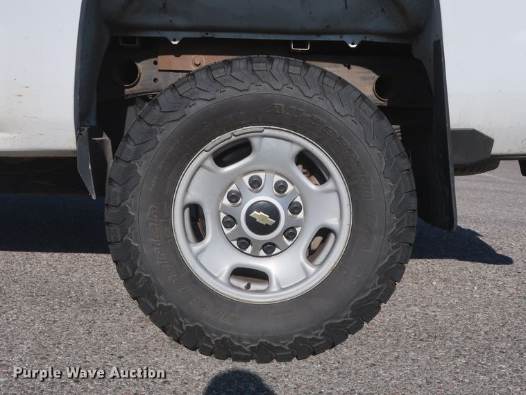 image for item GS9933 2015 Chevrolet Silverado 2500HD  Crew Cab pickup truck