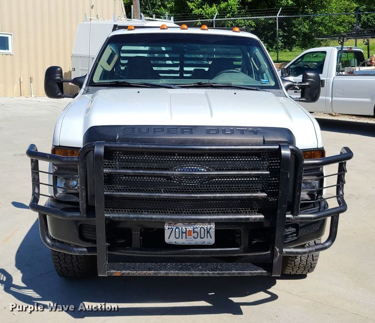 image for item GT9032 2008 Ford F350 Super Duty  flatbed pickup truck