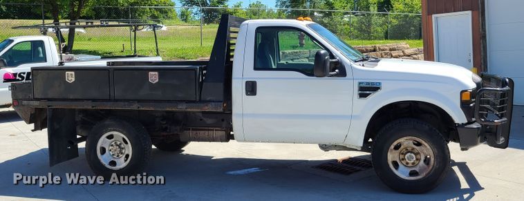 image for item GT9032 2008 Ford F350 Super Duty  flatbed pickup truck