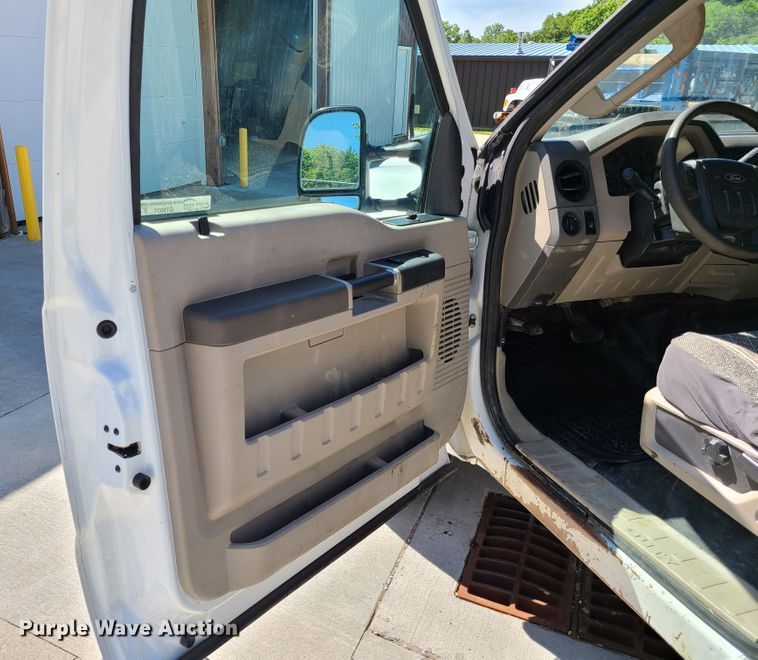 image for item GT9032 2008 Ford F350 Super Duty  flatbed pickup truck