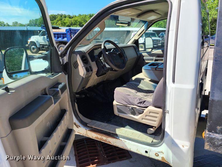 image for item GT9032 2008 Ford F350 Super Duty  flatbed pickup truck