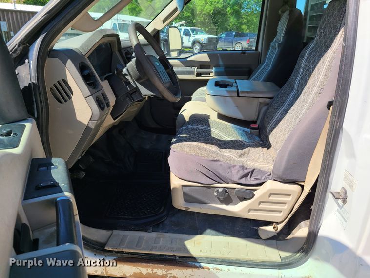 image for item GT9032 2008 Ford F350 Super Duty  flatbed pickup truck