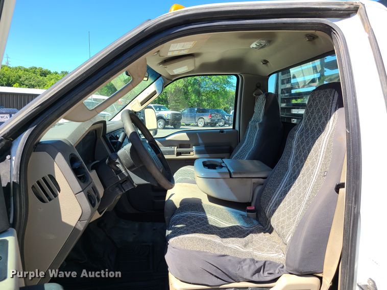 image for item GT9032 2008 Ford F350 Super Duty  flatbed pickup truck