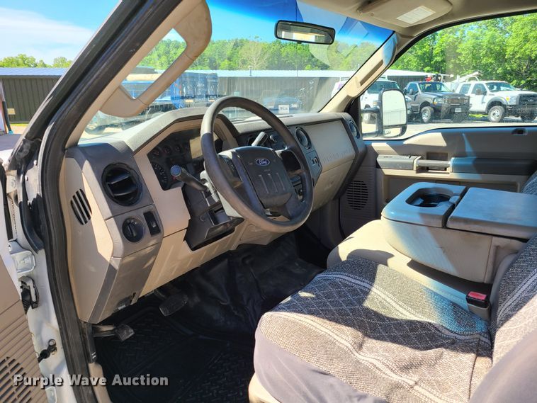 image for item GT9032 2008 Ford F350 Super Duty  flatbed pickup truck