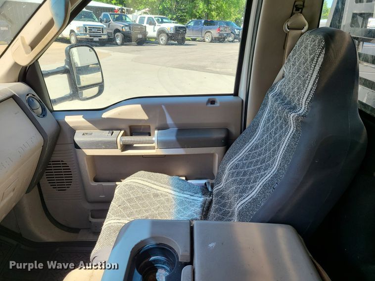 image for item GT9032 2008 Ford F350 Super Duty  flatbed pickup truck