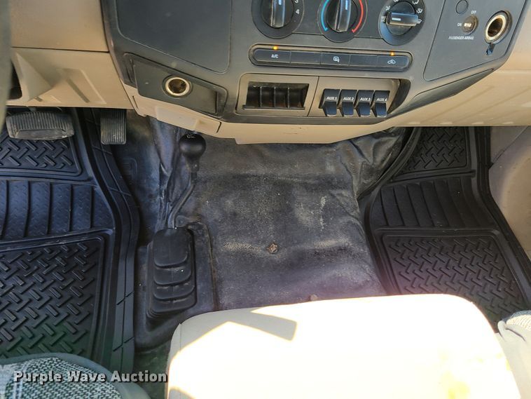 image for item GT9032 2008 Ford F350 Super Duty  flatbed pickup truck