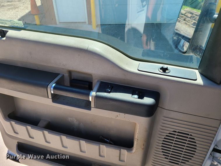 image for item GT9032 2008 Ford F350 Super Duty  flatbed pickup truck